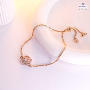 Gelang serut wanita warna rose gold dengan liontin bunga mawar bertabur batu zircon dari Xuping