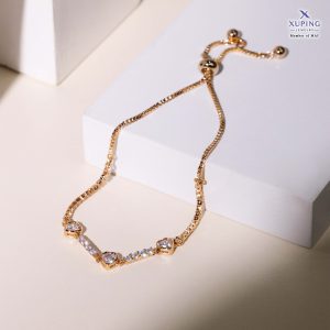 Gelang kasual wanita Xuping model serut dengan liontin hati dan taburan kristal untuk gaya hangout sehari-hari.