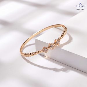 Gelang bangle kaku Xuping elegan aksen bunga semanggi lapis emas untuk aksesoris wanita karir dan kantoran.